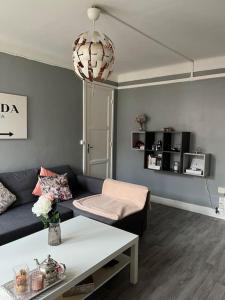 - un salon avec un canapé et une table dans l'établissement Élégant appartement - Accor Arena Bercy, à Ivry-sur-Seine