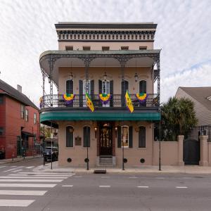 um edifício com uma varanda com bandeiras em French Quarter Suites Hotel em Nova Orleans
