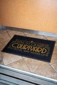 un cartel en el suelo sobre un suelo de baldosa en French Quarter Suites Hotel en Nueva Orleans