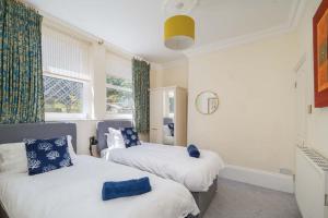 West CowesにあるThe Garden Apartment, sea views, garden & parkingのベッドルーム1室(ベッド2台、窓付)