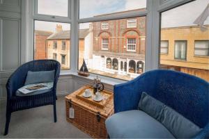 un soggiorno con divano, sedia e finestra di The Seagull Apartment a Cowes