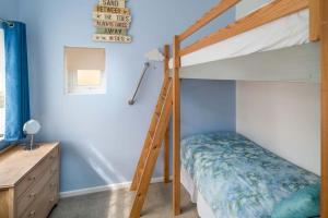 Двухъярусная кровать или двухъярусные кровати в номере The Seagull Apartment