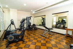 - une salle de sport avec tapis de course et machines elliptiques dans l'établissement Amber Tower, à Al Ghurayfah