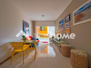 sala de estar con mesa de comedor y sillas en Apartamento a 300m da praia em Salvador, en Salvador