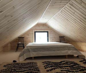 Postel nebo postele na pokoji v ubytování Moderni vierasmökki