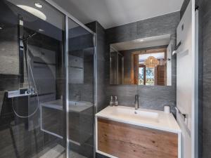 a bathroom with a sink and a shower at Résidence Ksar A - 4 Pièces pour 6 Personnes 631 in Megève