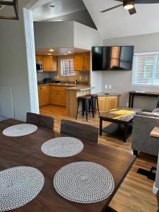 sala de estar con mesa y cocina en Oceanview Cabin 21, Jacuzzi, Large Deck W View, en Smith River