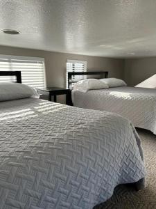 1 dormitorio con 2 camas y ventana en Oceanview Cabin 21, Jacuzzi, Large Deck W View, en Smith River