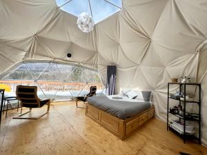 een slaapkamer met een bed in een tent bij Vallée Jeunesse Québec in Saint-Gabriel-De-Valcartier