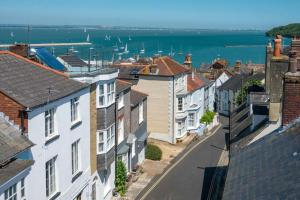 a view of a town with houses and the water at Theatre House Fantastic 3bed apartment Sea views. in Cowes