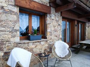 patio z 2 krzesłami, stołem i oknem w obiekcie Résidence La Planchette - 4 Pièces pour 6 Personnes 861 w mieście Saint-Gervais-les-Bains