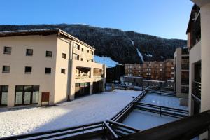 Aussicht vom Balkon eines Gebäudes mit Schnee auf dem Boden in der Unterkunft Chalets De La Vanoise - 2 Pièces pour 4 Personnes 171 in Villarodin-Bourget
