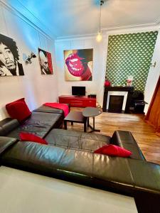 sala de estar con sofá de cuero y piano en Paris Welcome en París