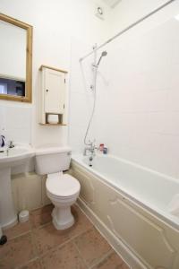 uma casa de banho branca com um WC e um lavatório em London Central Richmond Cozy Apartment em Richmond