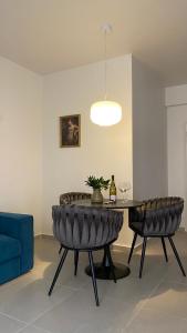uma sala de estar com uma mesa e um sofá azul em T&L Apartments Agiaos Tychonas em Limassol