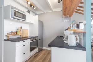 A kitchen or kitchenette at Bungalow Ti Coco