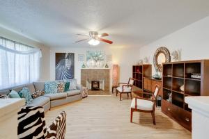 uma sala de estar com um sofá e uma lareira em Breezy Fresno Home - Near Airport and Downtown em Fresno