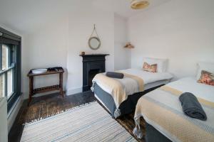 Zimmer mit 2 Betten und einem Kamin in der Unterkunft Westhill, Cowes Town House in Cowes