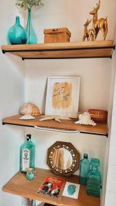 una estantería de madera con algunos artículos. en A Casa da Mariana, en Casa Nova