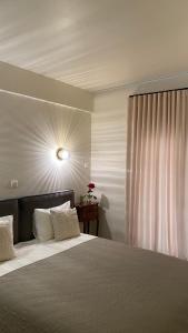 T&L Apartments Agiaos Tychonas في ليماسول: غرفة نوم بسرير كبير ونافذة
