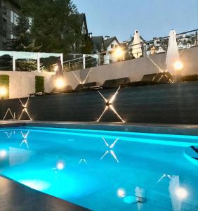 una piscina por la noche con estrellas en el agua en 6 Luxury SPA Apartments TOP resort Bansko - incl wellness, en Bansko