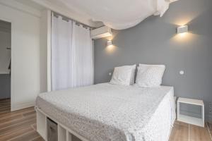A bed or beds in a room at Bungalow Ti Coco
