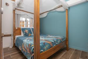A bed or beds in a room at Bungalow Ti Coco