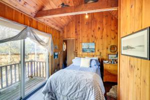 Gulta vai gultas numurā naktsmītnē Romantic Retreat Overlooking Sleepy Hollow Lake!