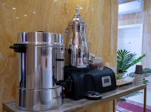 a blender sitting on top of a counter at فندق سما سول للشقق in Mecca