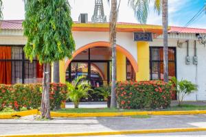 um edifício com uma placa de rua em frente em HOTEL CLUB MORAZAN em San Lorenzo
