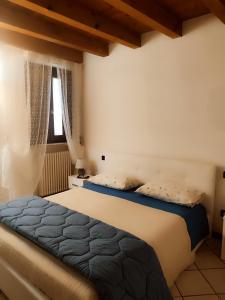 a bedroom with two beds and a window at Ca' degli Sposi in Mantova