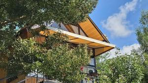 una casa con toldo a un lado. en Mirador Valeisa, en Guatavita