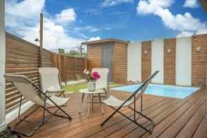 The swimming pool at or close to Bungalow Ti Coco