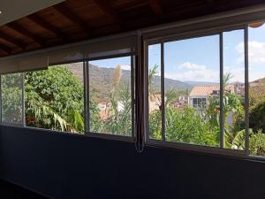 Zimmer mit Fenstern und Bergblick in der Unterkunft Apartamento Torres del Castillo in San Gil