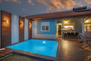 The swimming pool at or close to Bungalow Ti Coco