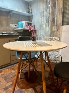 科连特斯CASA SALTA - A escasos metros de la peatonal y muy próximo a la costanera的桌子上放着一瓶花