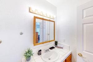 een badkamer met een wastafel en een spiegel bij La Marsielle 256 in Pismo Beach