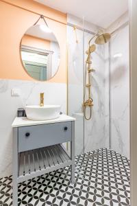 Ванна кімната в Kiztasi Apartments-Orange and Blue