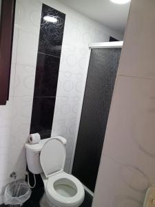 a small bathroom with a toilet and a shower at Apartamento Torres del Castillo in San Gil