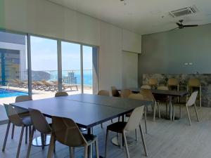 a conference room with tables and chairs and a pool at Exclusivos apartasuites Ambar Roca - Rodadero in Santa Marta