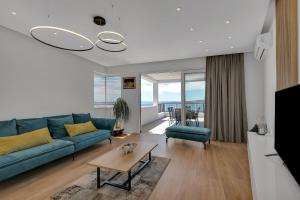 ブレラにあるVilla Roof poolの青いソファとテーブルのあるリビングルーム