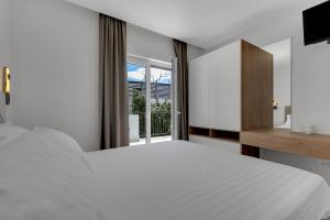 ブレラにあるVilla Roof poolの白いベッドと窓のある寝室 +49枚の写真