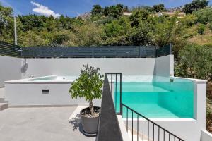 ブレラにあるVilla Roof poolの家の脇のスイミングプール