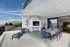 ブレラにあるVilla Roof poolのバルコニーにテーブルと椅子が置かれたダイニングルーム