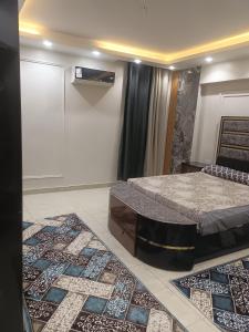 Un pat sau paturi într-o cameră la شقة مفروشة للايجار في مصر الجديده
