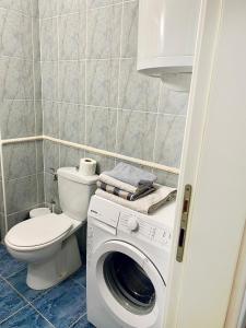 uma casa de banho com uma máquina de lavar roupa e um WC em Sunny em Belgrado