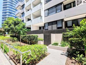 um edifício de apartamentos com uma escada em frente em 舒适的2卧公寓，带室内泳池和桑拿 em Sidney
