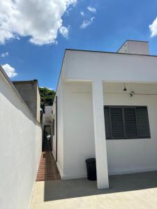 薩朵的住宿－Hospedagem Casa da Rê，白色的建筑,有门和天空