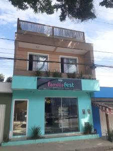トランコーゾにあるFlat Araúnaのファミーユ・フェストの看板が目の前に見える建物 +38枚の写真