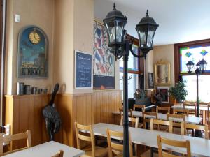 un comedor con mesas y un pájaro en un poste de luz en Hotel Du Jura en Audincourt